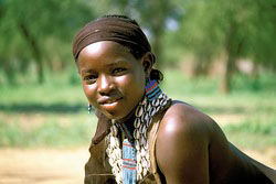 Östliches Afrika, Äthiopien: Völker des Südens - Frau mit traditioneller Kleidung