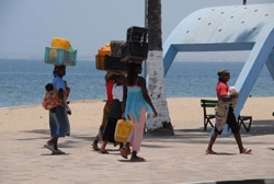 Sdliches Afrika: Angola - Angola Pionierexpedition - Straenszene am Meer bei Namibe