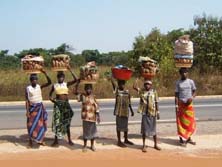 Westafrika, Benin: Eine Gruppe Frauen transportiert Körbe auf dem Kopf