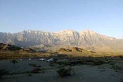 Arabien, Orient, Oman: Expeditionsfahrzeuge vor Gebirgslandschaft