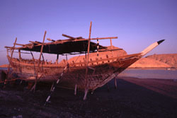 Oman, Arabien - Traditionelles Holzschiff / Dhau bei Sur