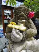 Sdostasien, Indonesien: Orang-Utans, Drachen und Vulkane - Statue in Bali