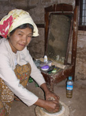 Südostasien, Birma, Myanmar: Blicke hinter den Bambusvorhang - Frau beim Backen
