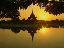 Südostasien, Birma, Myanmar: Blicke hinter den Bambusvorhang - Kloster im Abendlicht