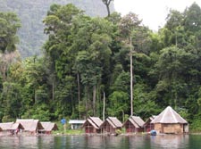 Südostasien, Thailand - Schwimmende Hütten am Ratchaphrapha-See vor sagenhafter Regenwald-Kulisse