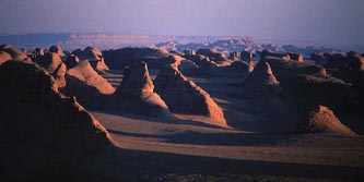 Vorderasien, Iran: Dasht-e Lut - Erodierte Felsformationen, Dasht-e Lut in der Abendsonne