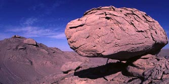 Iran: Expedition Dasht-e Kavir - Erodierter Pilsfelsen in der Salzwste