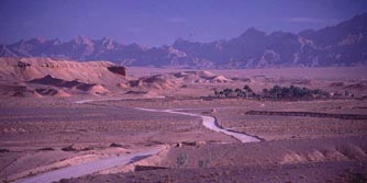 Iran: Expedition Dasht-e Kavir - Wstenlandschaft mit angrenzendem Randgebirge