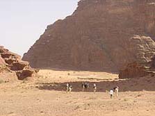 Vorderasien, Orient: Jordanien-Erlebnisreise - Reisegruppe im Wadi Rum