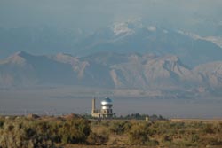 Vorderasien, Iran: typische Architektur vor Gebirgslandschaft