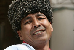 Zentralasien, Usbekistan: Morgenland aus „Tausendundeiner Nacht“ - Lachender Mann