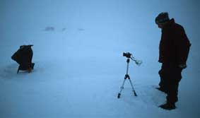 Sonnenfinsternis: Island 31.05.2003 - whrend der Ringfrmigen Sonnenfinsternis auf dem Vatnajkull-Gletscher - "shit happens"