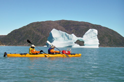 Nordeuropa, Grnland: Inuit, Eisberge und Nordlichter - Kayaktour am Eisberg