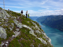 Nordeuropa, Norwegen: Norwegen i hytta - Wanderung an einem Berghang
