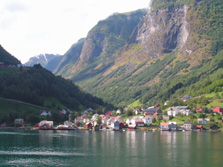 Nordeuropa, Norwegen: Norwegen i hytta - Dorf am See zwischen Berghngen gelegen