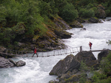 Nordeuropa, Norwegen: Norwegen i hytta - Auf einer Hngebrcke ber einen reienden Fluss