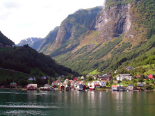 Nordeuropa, Norwegen: Norwegen p tur - Dorf zwischen Seeufer und Berghngen gelegen