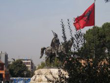 Sdosteuropa, Albanien: Das letzte Geheimnis Europas - Zentralplatz inTirana mit dem Denkmal fr den Nationalhelden Skanderbeg und Nationalflagge