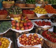 Madeira: Sommer- Wanderparadies - Exotische Früchte auf einem Markt