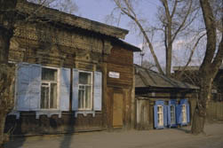 Russland, Sibirien, Baikal: Sommerreise - Huserfassade in einem Baikaldorf