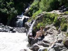 Kaukasien, Russland: Bergparadies Kakasus - Wasserrauschen am Bergfuss