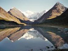 Zentralasien, Russland: Trekking im Altaigebirge - Belucha-Wand spiegelt sich im See