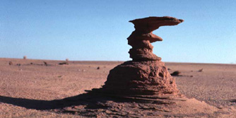 Ost-Sahara, Sudan: Bayuda- und Nubien-Expeditionen - Bizarre Formen eines Pilsfelsens
